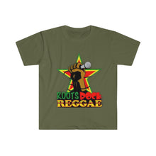 Carica l&#39;immagine nel visualizzatore di Gallery, Roots Rock Reggae Holding A Microphone Unisex Softstyle T-Shirt
